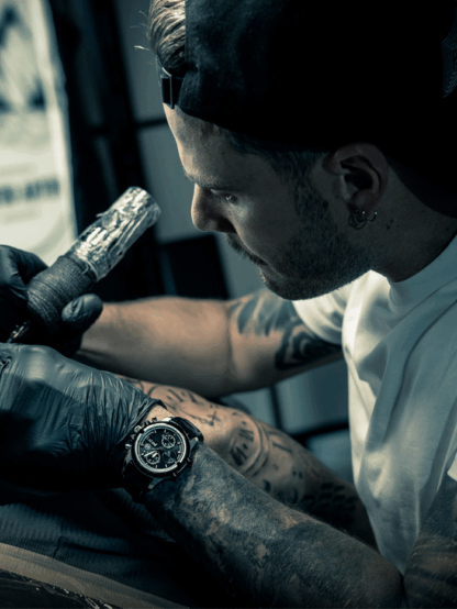 Montre chronographe thunderbird au poignet