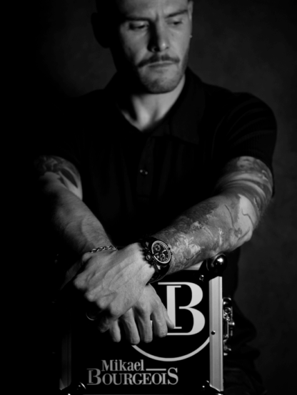 Un homme élégant porte une montre automatique chronographe en or et titane