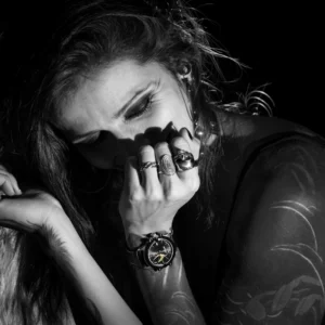 Barbara mogore est notre ambassadrice. Elle porte une montre Bracelets en cuir horlogers avec fermoir en acier inoxydable, montre en or avec réserve de marche, cadran serti de diamants et saphirs, montre squelette haut de gamme.