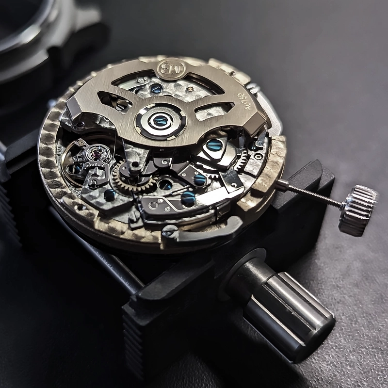 Montre automatique : définition d’un garde-temps précis, avec mouvement automatique, calibre performant, fonction chronograph, montre étanche, mais ne pas pour les montres quartz