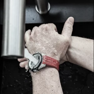 Montre de luxe pour homme conçue par un horloger français, montre étanche waterproof pensée pour la plongée. Découvrez comment ça marche et son étanchéité. conseil d'horloger